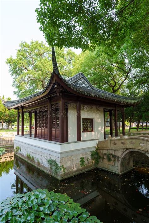 Das Qingfeng-Pavillon: Ein malerischer Rückzugsort für Ruhesuchende und Fotografen!