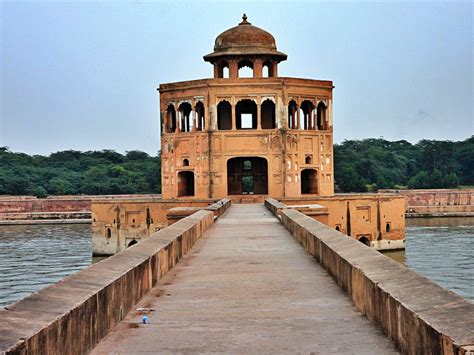 Der Hiran Minar: Ein mystisches Mausoleum und ein Vogelparadies in der Nähe von Lahore!